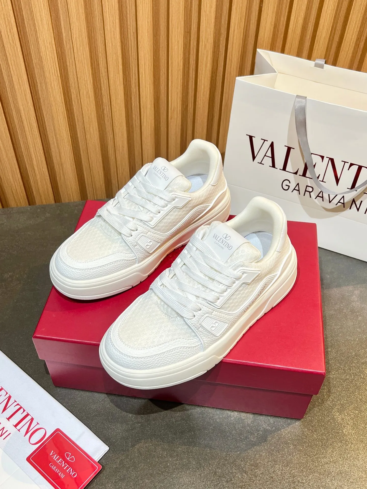 Men's men's shoes 💰640 VLNT Valentino 𝑶𝒏𝒆𝑺𝒕𝒖𝒅 Couple's sneakers series Valentino 2025 latest couple's sneakers, same style for celebrities, hot sale. Original ZP purchase and dismantling. Repeated pattern making and modification. Trying to restore 1:1 original version! Top luxury masterpiece, soft and comfortable, breathable and light, combines fashion and leisure, brings excellent and elegant texture and excellent on-foot comfort. Top purchasing version upper: imported high-end breathable mesh/original oil edge craftsmanship. Inner: imported mesh. Outsole: original development 𝐓𝐏𝐔 two-color combination outsole. Packaging: original configuration complete package. Code number: 35/44 (customized 45 46). Can be customized (self-labeled - no label) order.